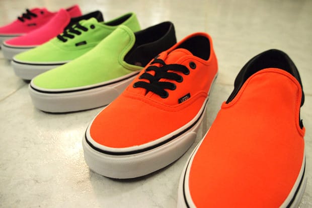 Orange vans outlet with black laces