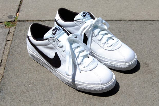 Nike clearance bruin white