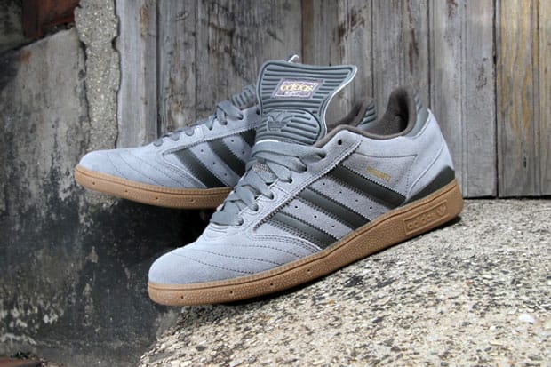 Ik ben altijd al fan geweest van Dennis Busenitz sinds ik klein was.  Eindelijk heb ik zijn Pro Model gekocht, wat ook de meest comfortabele  skate-schoen is die ik ooit heb gedragen.