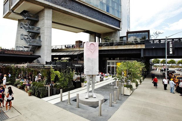Скульптура Эрвина Вурма «Большой Кастенманн» @ The Standard, Нью-Йорк