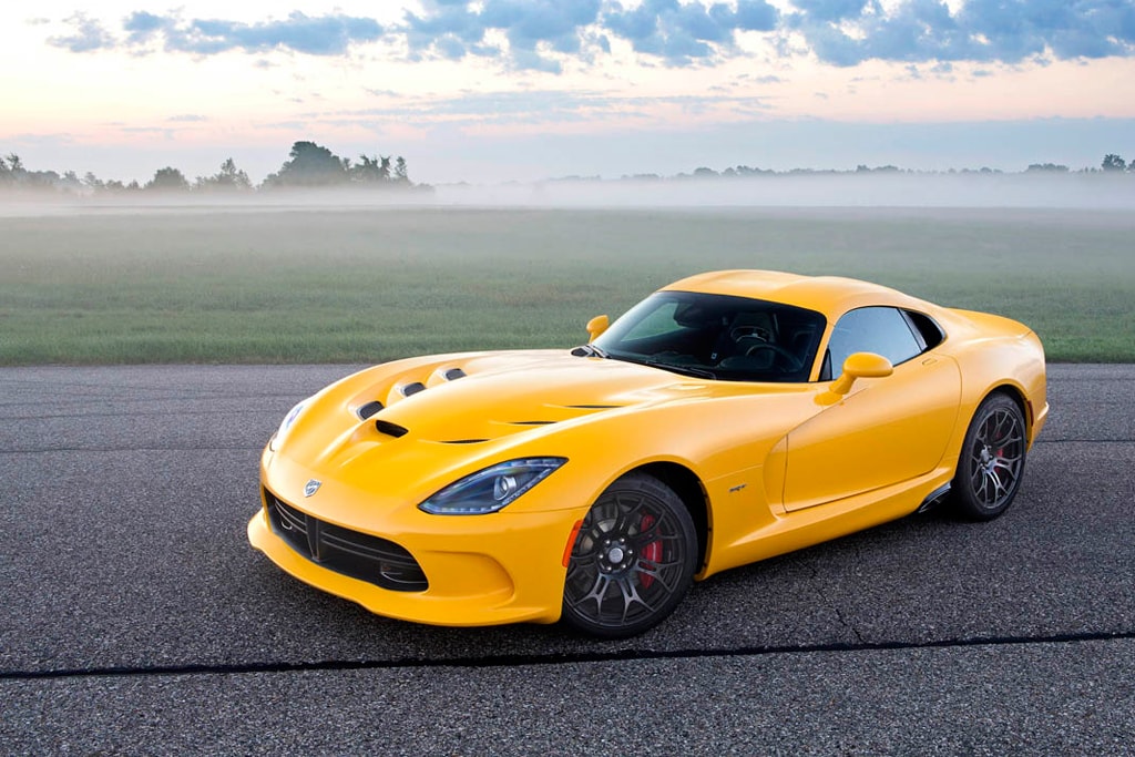 Начальная цена SRT Viper 2013 составляет 97 395 долларов и другие изображения