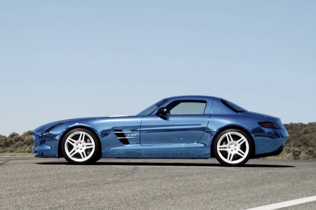 Видео о ярко-синем купе Mercedes-Benz SLS AMG