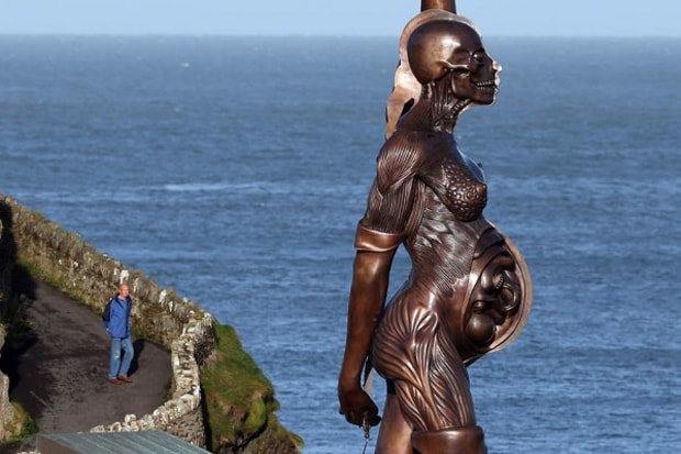 Статуя «Верити» Дэмьена Херста установлена ​​в Великобритании