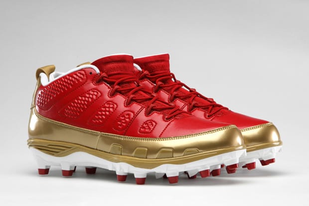 Red and white on sale jordan football cleats