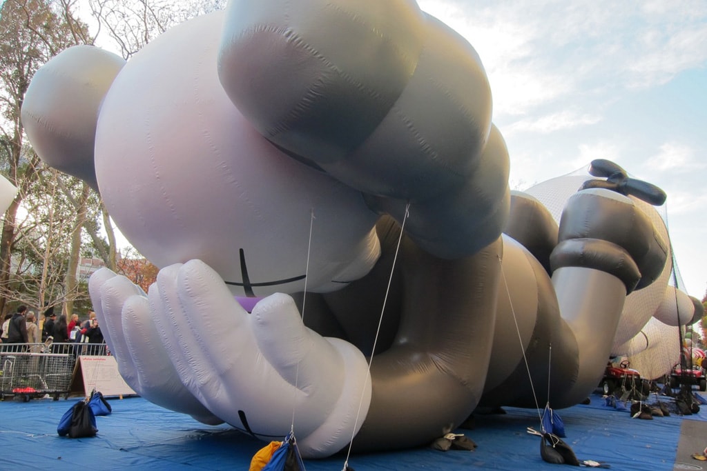 Установка воздушного шара-компаньона KAWS для парада Macy’s в честь Дня благодарения