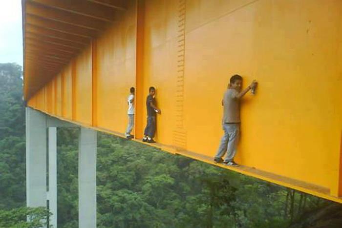 Смелые граффити-художники отметили мост Метлак высотой 430 футов в Мексике