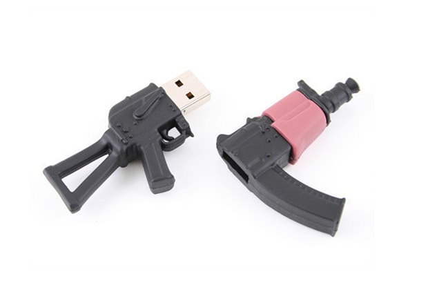 USBGeek AK-47 и USB-накопители для пистолетов