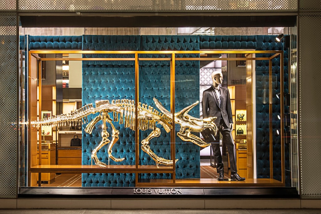 Инсталляция позолоченного скелета динозавра в Louis Vuitton в Нью-Йорке