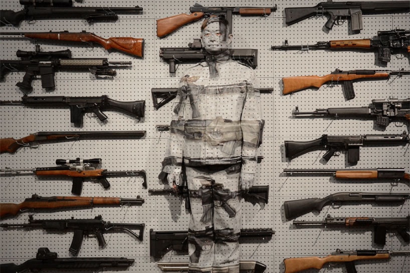 Перформанс Лю Болина на оружейной стойке в Галерее изящных искусств Эли Кляйна, Нью-Йорк