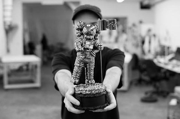 KAWS разрабатывает нового компаньона Moonman для церемонии MTV Video Music Awards 2013 в Бруклине