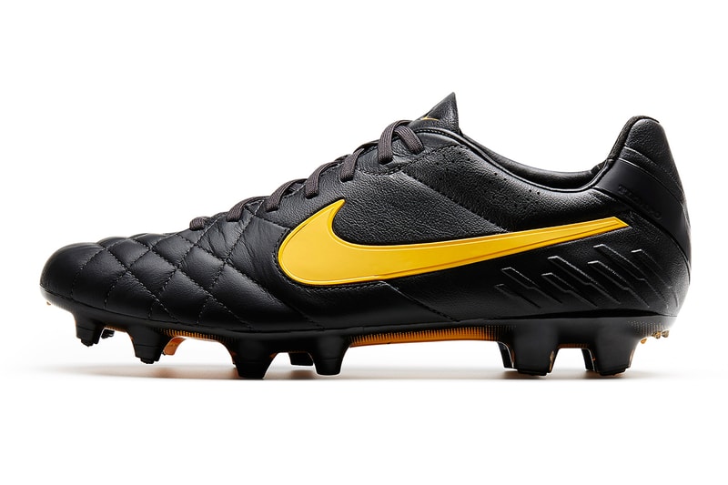 black nike football shoes