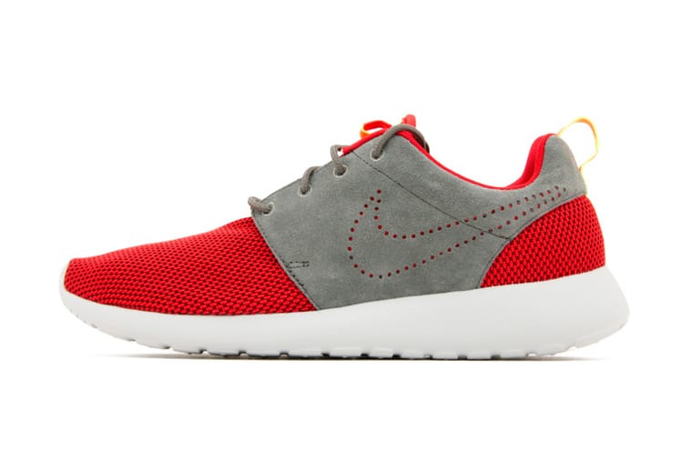 Red white hot sale roshe run