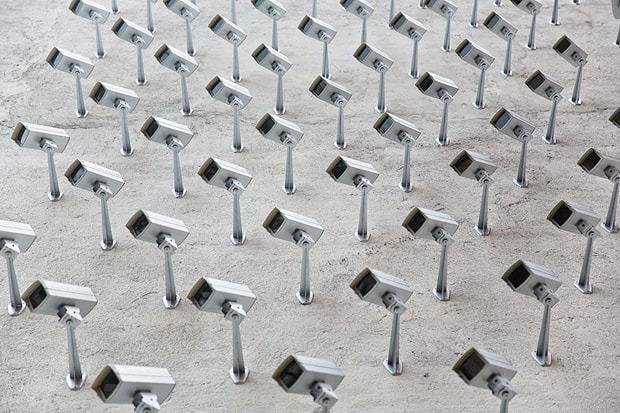 Установка шпионских «камер» на улице в Мадриде