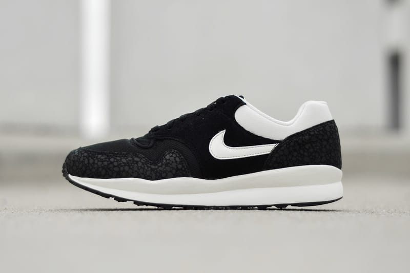 Nike air safari black 2025 white