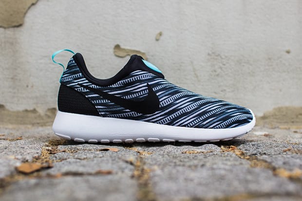 Black white best sale nike roshe run