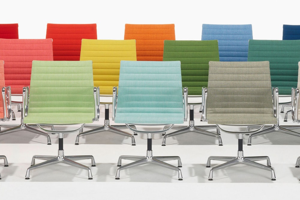 Vitra представляет смелые новые цвета для алюминиевого стула Eames