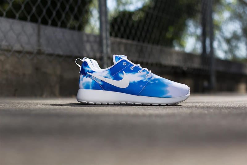 Light blue hot sale roshe runs