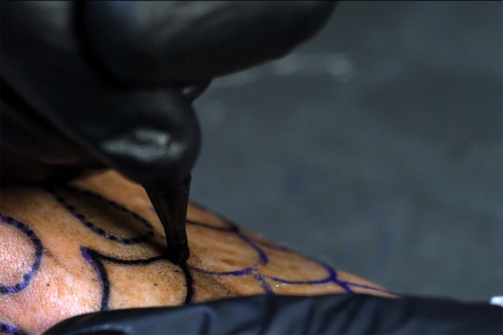 Завораживающее видео тату-пистолета в замедленной съемке