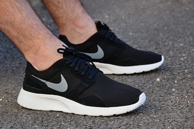 Nike kaishi black deals and white