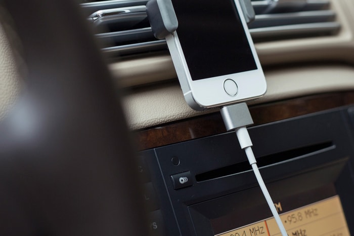 Портативный аккумулятор и магнитное зарядное устройство для iPhone в салоне