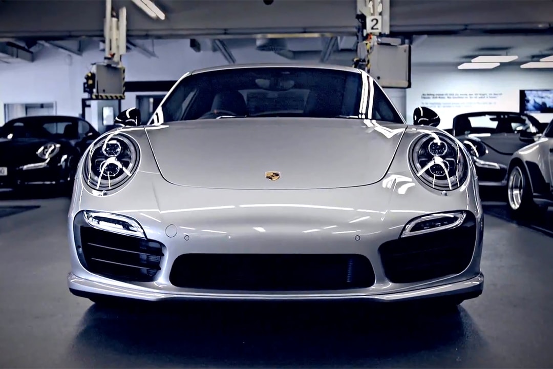 Энтузиасты Porsche Магнус Уокер и Тони Хэттер осматривают новый 911 Turbo S Exclusive GB Edition