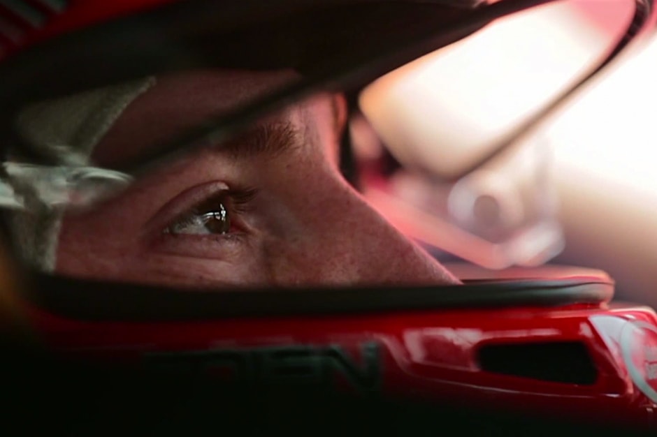 Посмотрите короткометражный короткометражный фильм Gear Patrol «Ferrari Scuderia 120»