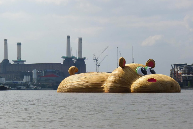 Флорентийн Хофман сплавляет гигантского бегемота по Темзе