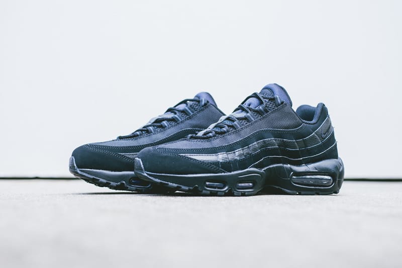 Triple black nike air hotsell max 95