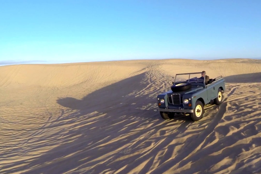 Land Rover Series III покоряет песчаные дюны в последнем видеоролике, посвященном нефти