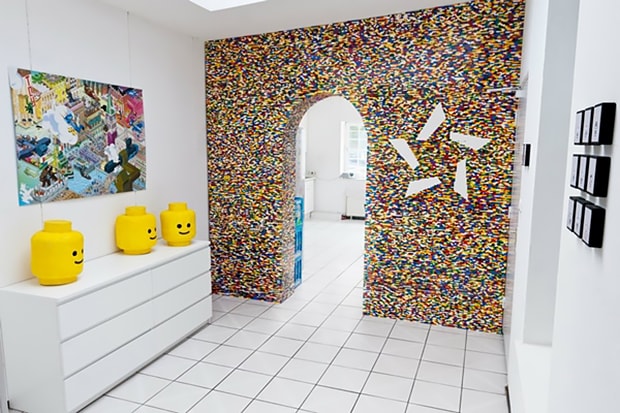 Перегородка немецкой творческой студии NPIRE сделана из 55 000 деталей LEGO