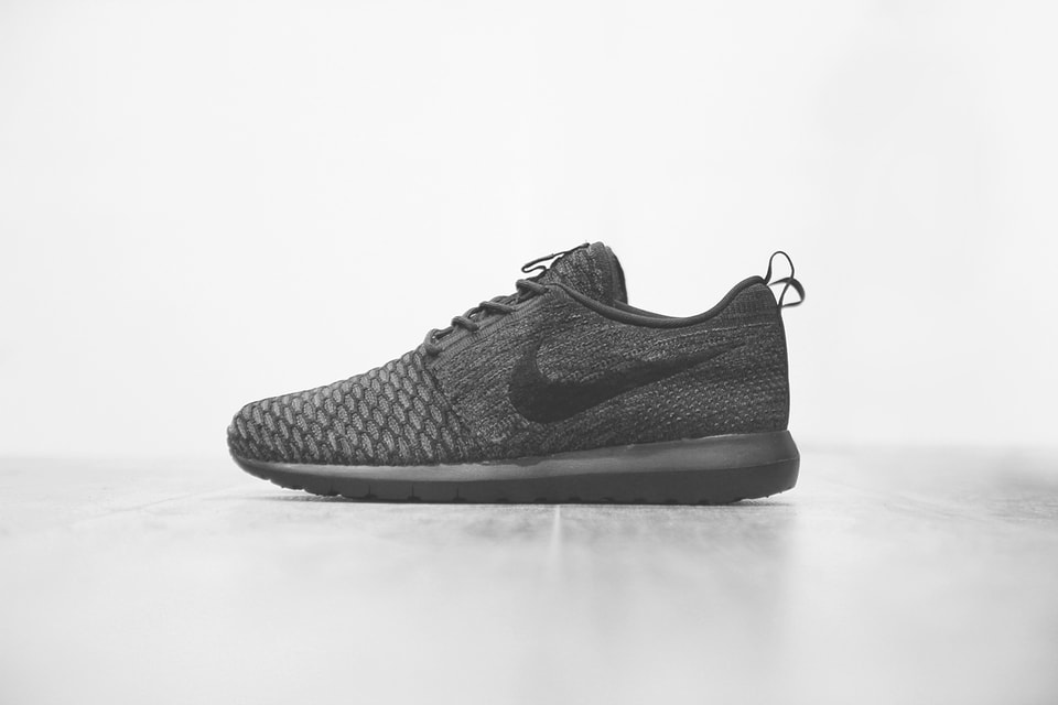 nike roshe run triple black