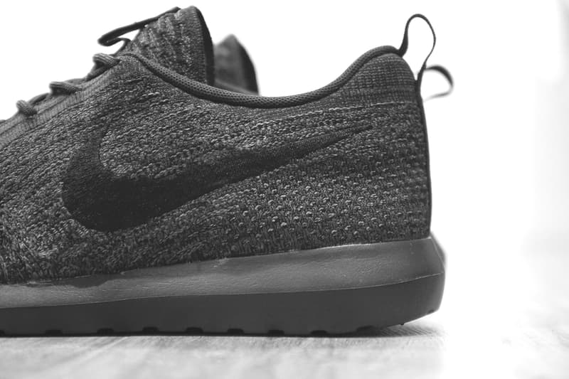 nike roshe run triple black