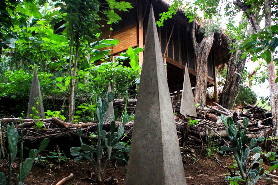 Пятнадцать серых инсталляций Тофера Чина в деревне Мадерас, Никарагуа