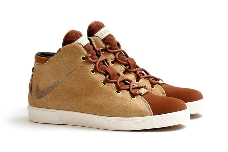 Lebron james hot sale lion shoes