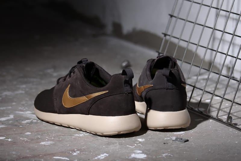 Nike roshe one store brown