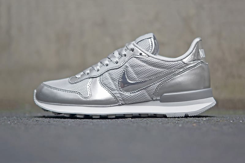 Nike internationalist silber on sale