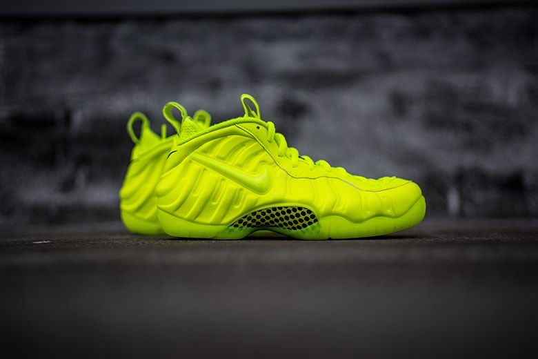 foamposite volt black
