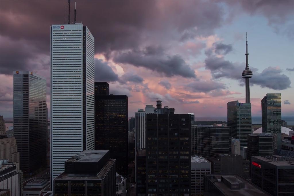 Райан Эмонд покрывает Торонто сверху в “Toronto Skyline Porn”
