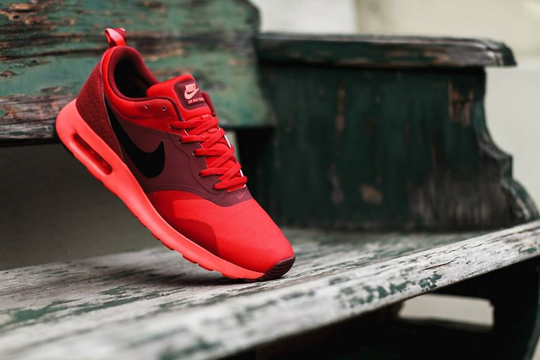 nike air tavas red