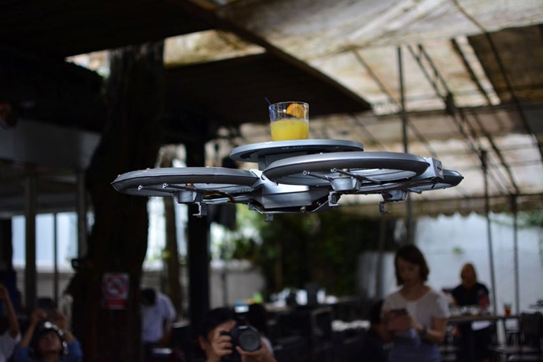 Сингапурский ресторан использует автономных дронов-официантов