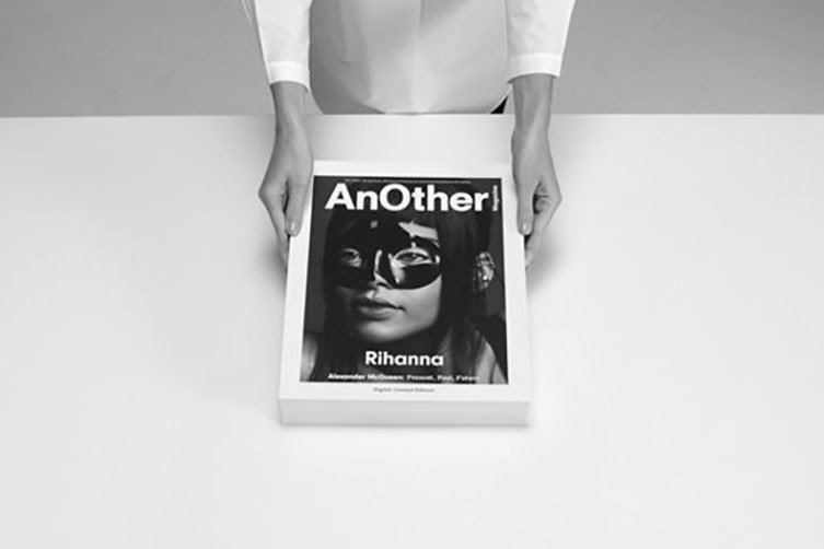 Цифровой журнал AnOther имеет движущуюся светодиодную обложку с изображением Рианны