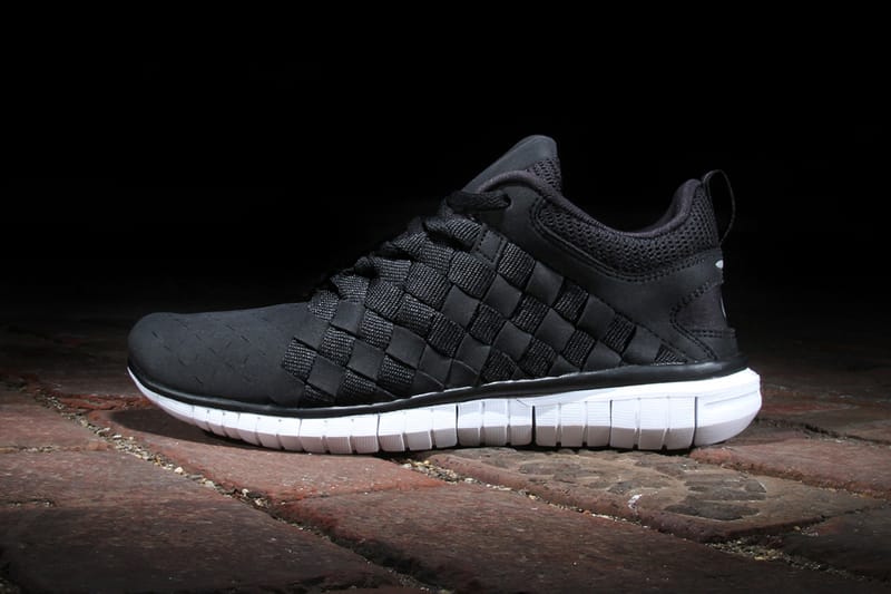 Nike woven trainers black online