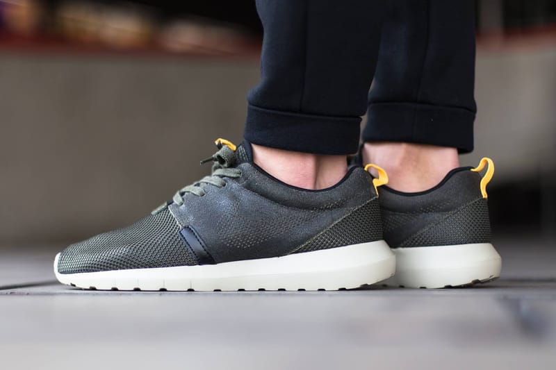 Nike roshe khaki best sale