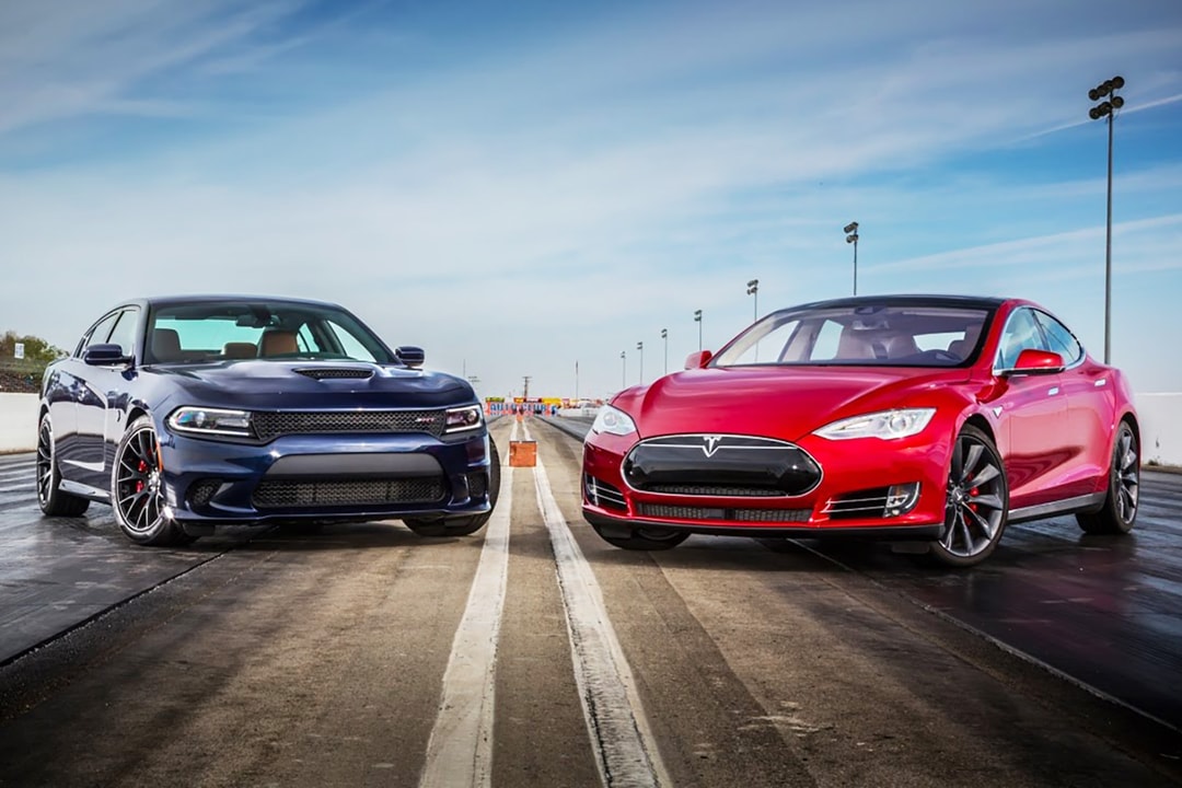 Dodge Charger Hellcat и Tesla Model S P85D встречаются в конкурсе Motor Trend «Head 2 Head»