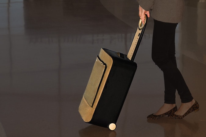 Складной багаж Barracuda имеет встроенный лоток, GPS и зарядное устройство USB.