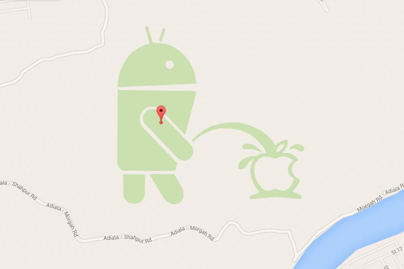 Талисман Android писает на логотип Apple в Google Maps