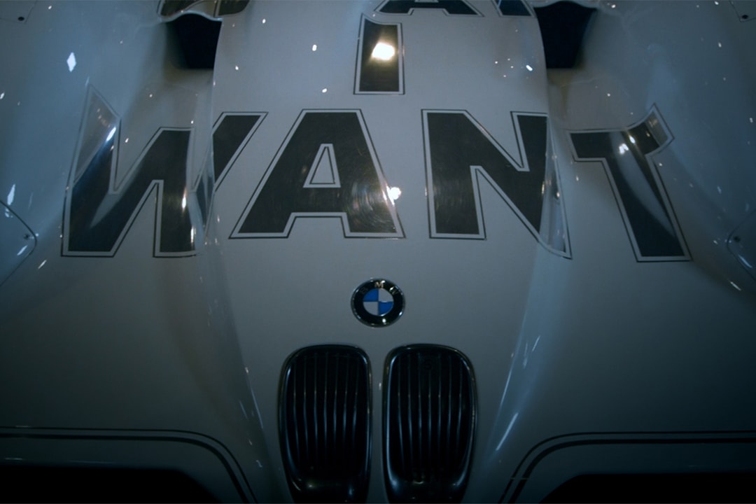 «Черный дрозд» внимательно рассматривает арт-кар BMW V12 LMR 1999 года