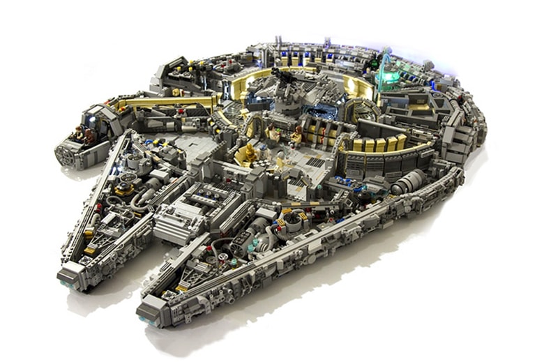 «Тысячелетний сокол» LEGO, состоящий из 10 000 деталей