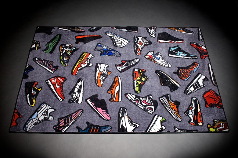 Взгляните на ковер «Sneaker Grail», полный ваших любимых кроссовок.