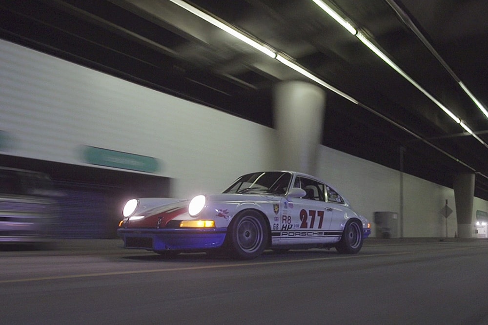 Энтузиаст Porsche 911 Магнус Уокер проезжает по центру Лос-Анджелеса